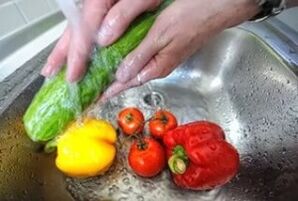 lavar as verduras para evitar a infestación de parasitos